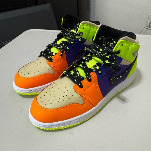 New! Never Worn! Air Jordan Mid SE Volt/Vivid Orange